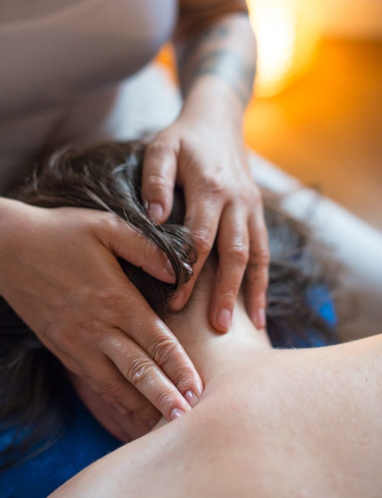 Camille pratiquant un massage bien-être